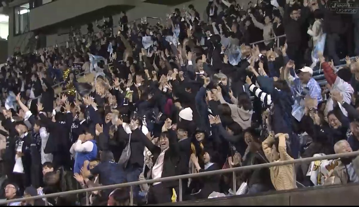 prayforhn's tweet photo. 仕事後に観戦に来た人もいるであろう観客の皆さま、疲れを忘れるくらいの大歓声！！！
全員立ってるんじゃないかって、解説の野澤さんも言ってたけど、本当そんな瞬間に現地にいたかった！！！🎉
#リーグワン https://t.co/ETfafHJuCX