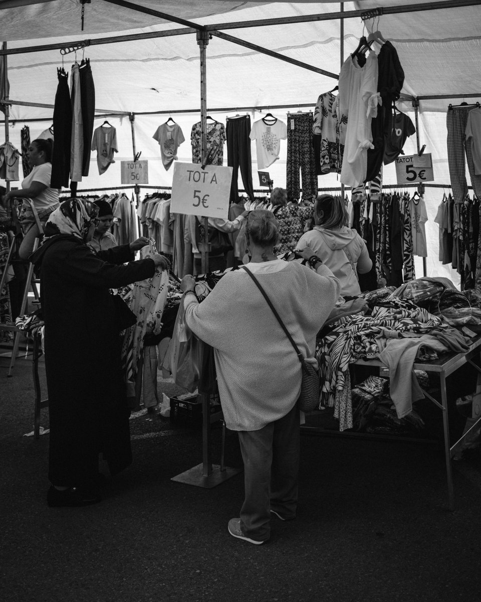jordi_olot's tweet image. Fotografia de carrer - Fira del 1r de Maig a Olot

#photography #street #bnw