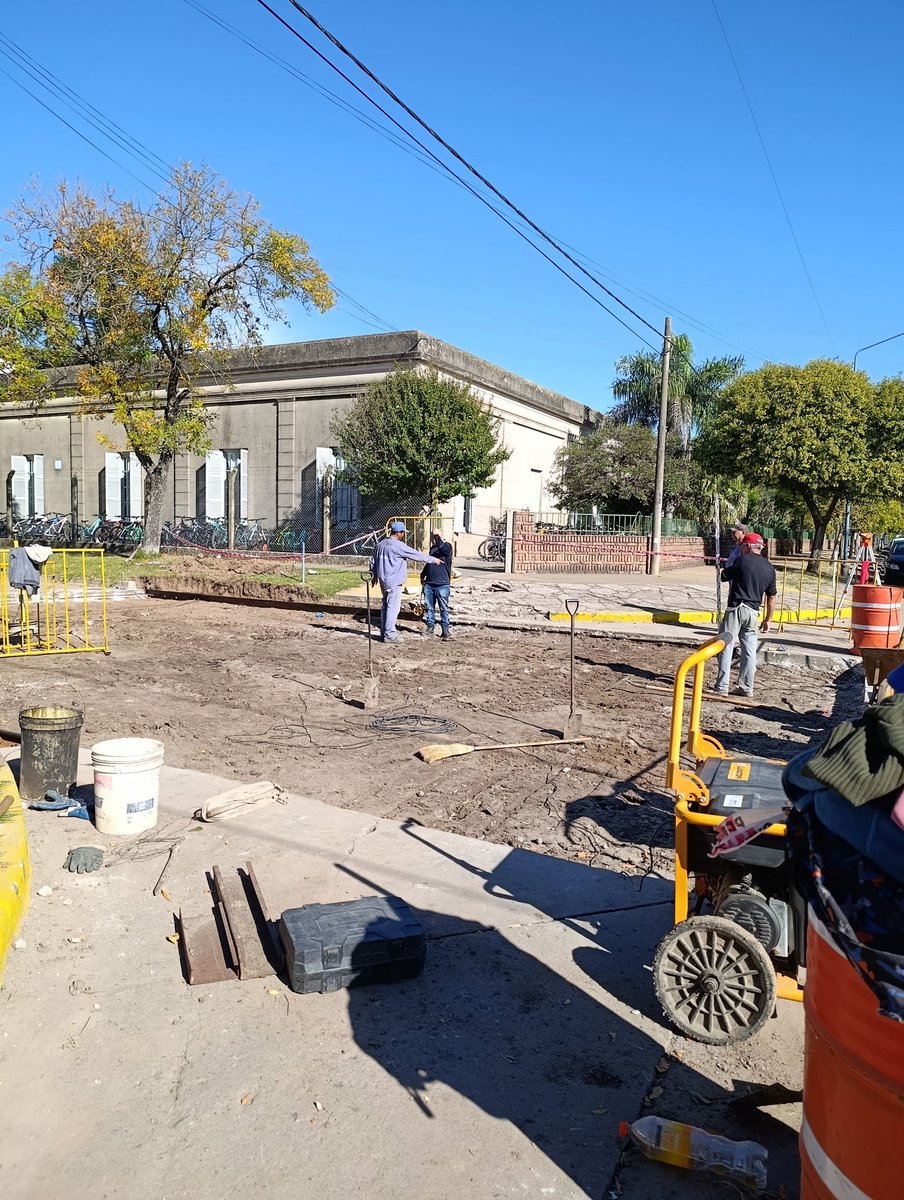 julioblatter's tweet photo. Seguimos con las obras de #bacheo de hormigon en #SanJeronimoNorte. Desde que se asumió en Diciembre de 2023 es primordial recuperar la buena transitabilidad de las calles de nuestra ciudad. https://t.co/E5QvjD7dv5