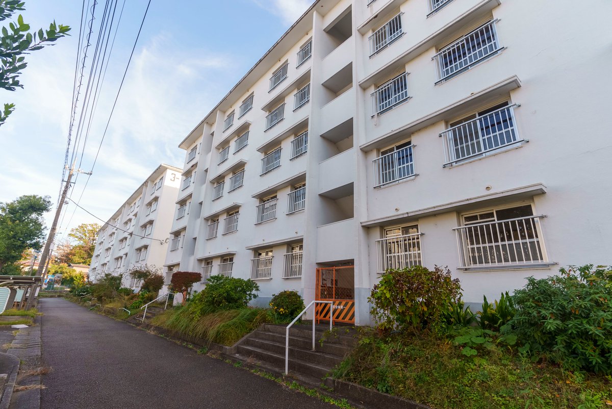 dvideoz's tweet photo. 耳をすませばの舞台、聖蹟桜ヶ丘近くの多摩ニュータウン団地群。愛宕団地や永山団地、東寺方団地辺りがモデルと言われています。近くには特徴的な給水塔も。
令和の今でも映画のままの世界がそのまま残っています。
※東寺方団地は現在は解体・建て替え中 https://t.co/w61R5ImpCz