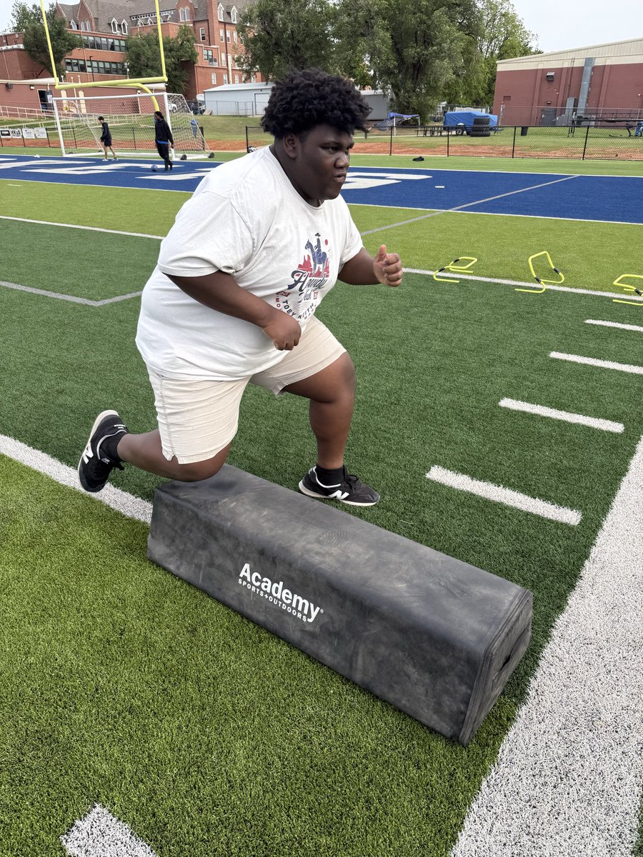 CoachJeff_CMS's tweet image. You don’t see the work, but you see the results.
Stay consistent. Stay hungry.
#TrustTheProcess #LinemanMindset #FootballTraining #HardWorkPays #NoDaysOff #WeActive
