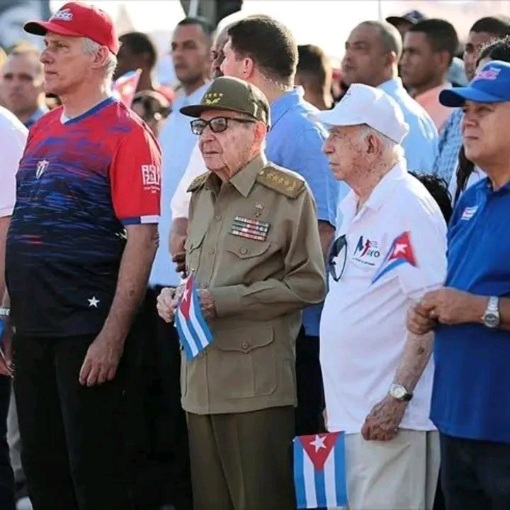 Frente al más de medio millón de capitalinos que se concentraron en la Tribuna Antimperialista para celebrar el #1Mayo el General de Ejército Raúl Castro Ruz y el Primer Secretario del Comité Central del Partido y Presidente de la República de #Cuba
#EducaciónMayabeque