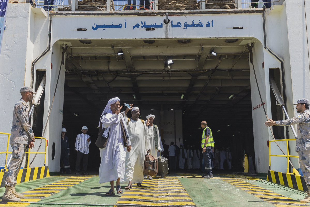 hajj1_ID's tweet image. Kedatangan rombongan pertama #Haji dari Sudan 🇸🇩

Ya Allah, mudahkan perjalanan mereka, terimalah ibadah mereka, dan kembalikan mereka kepada keluarga dalam keadaan selamat 🤲

#Indonesia