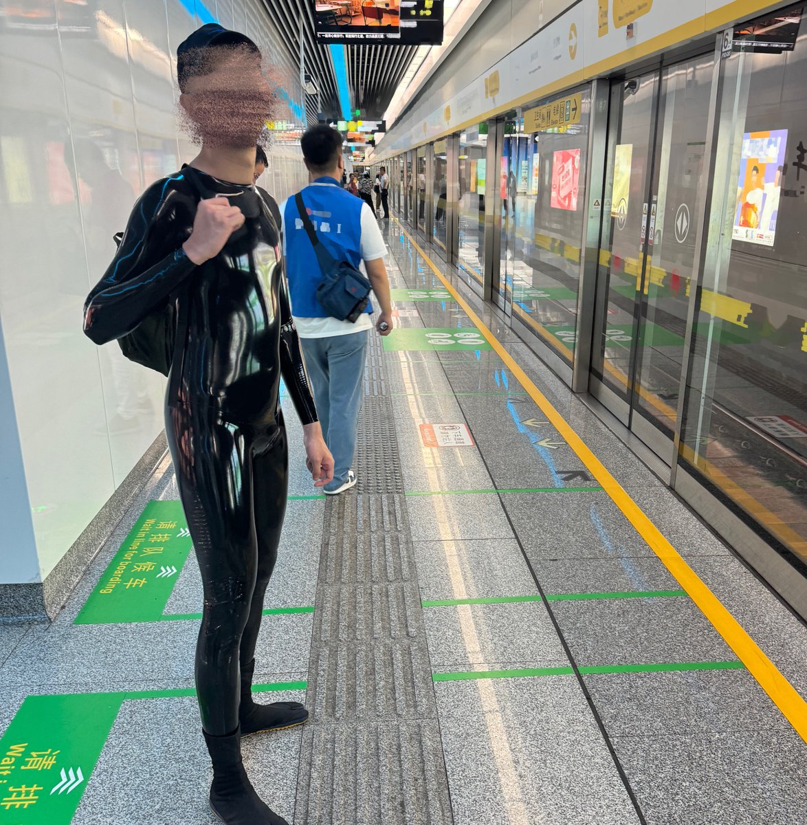 SocksFetish18's tweet photo. 也是和朋友外出坐地铁上了 https://t.co/s7sfB7jVZR
