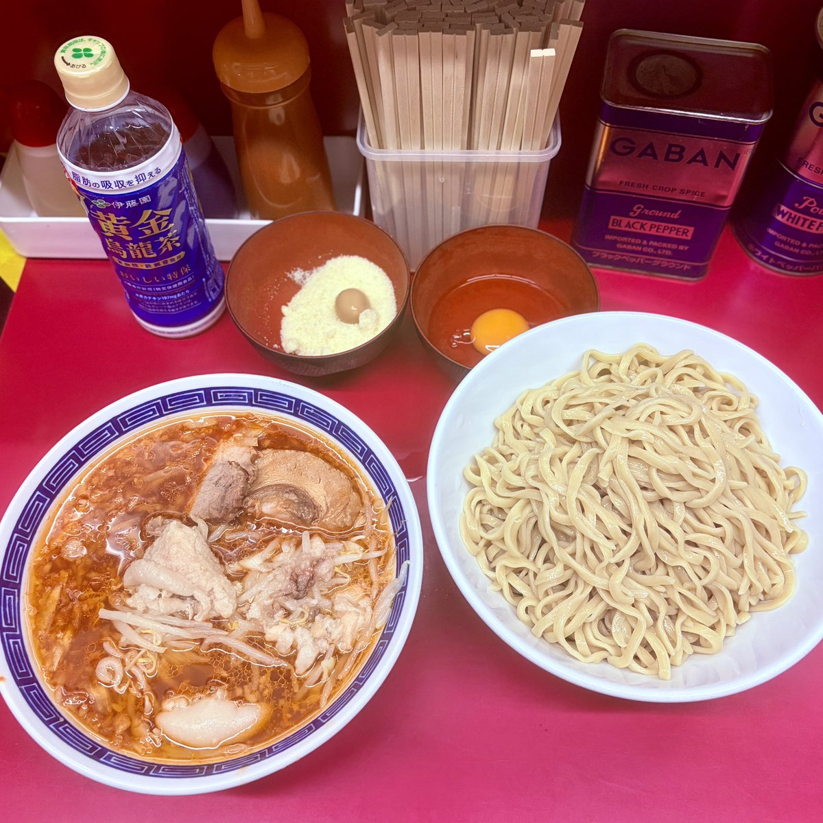 anne_papa's tweet photo. ラーメン二郎 中山駅前店@台町

大ラーメン豚2枚+トマたまつけ麺チーズ入り+生卵+粉チーズ

今日は猛者たちと一緒に！！！

しっかり締まった中山麺がうま過ぎる🍜
トマトの酸味で食欲増進🍅

箸が止まりませーーん😂

うーー腹パン🫃

メチャクチャ旨かった😋

ご馳走様でした🙏

🐝🐝🐝ニキ居た。 https://t.co/VYuMqOyqqs