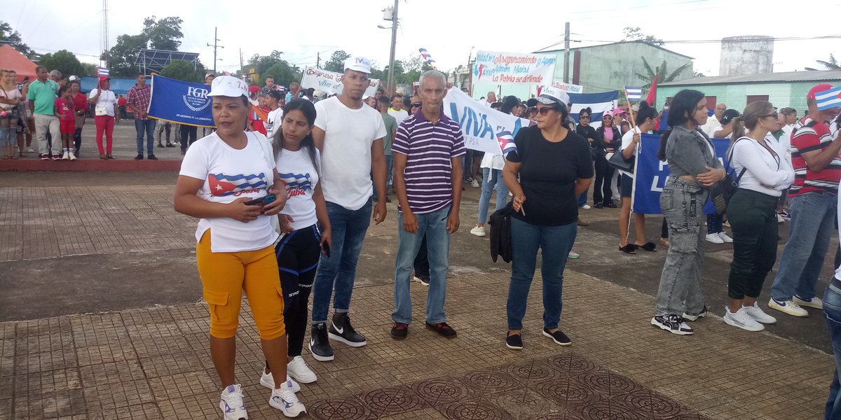katia_mato's tweet photo. Se realiza acto por el primero de mayo en el municipio Maisi con la participación de todo el pueblo. Resultó reconocida nuestras Salas de Televisión por la labor realizada en los diferentes asentamientos del municipio Maisi https://t.co/1AxVLCrG0r