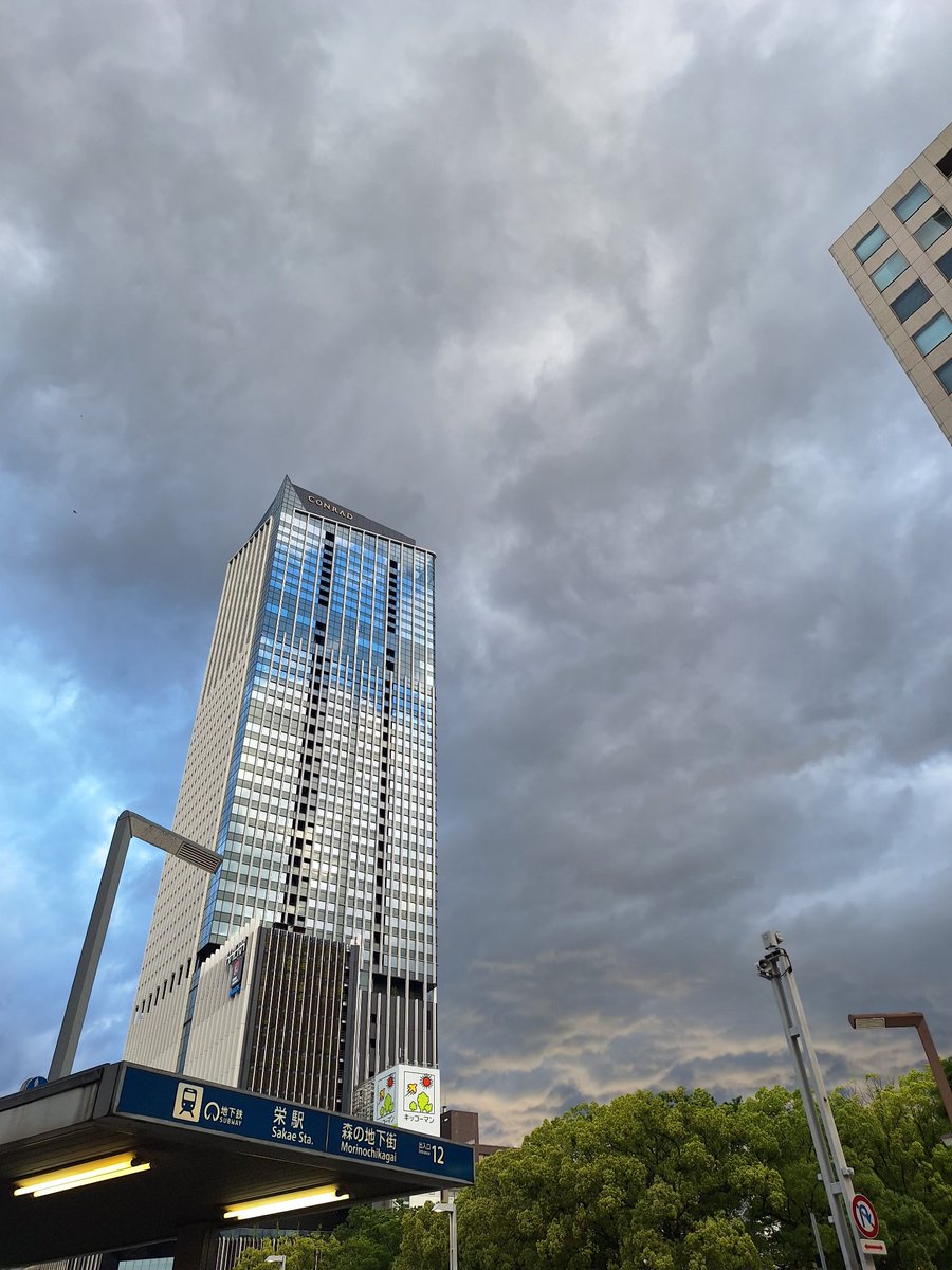 今日はいろんな雲の動きが見られました☁️
ザ・ランドマーク栄には青空も写りこみ⛅

#名古屋　#栄