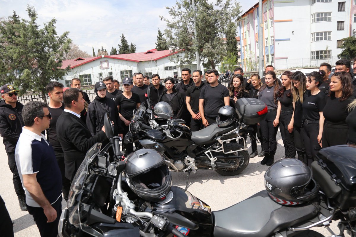 gazianteppolis's tweet photo. Vali Yardımcısı Sayın İlker EKER ve İl Emniyet Müdürümüz Celal ÖZCAN'ın katılımlarıyla Motosikletli Polis Timleri Sürüş Teknikleri Eğitimini tamamlayan personele sertifikaları verilmiştir.

#GaziantepEmniyet https://t.co/HBy6xlk4NK