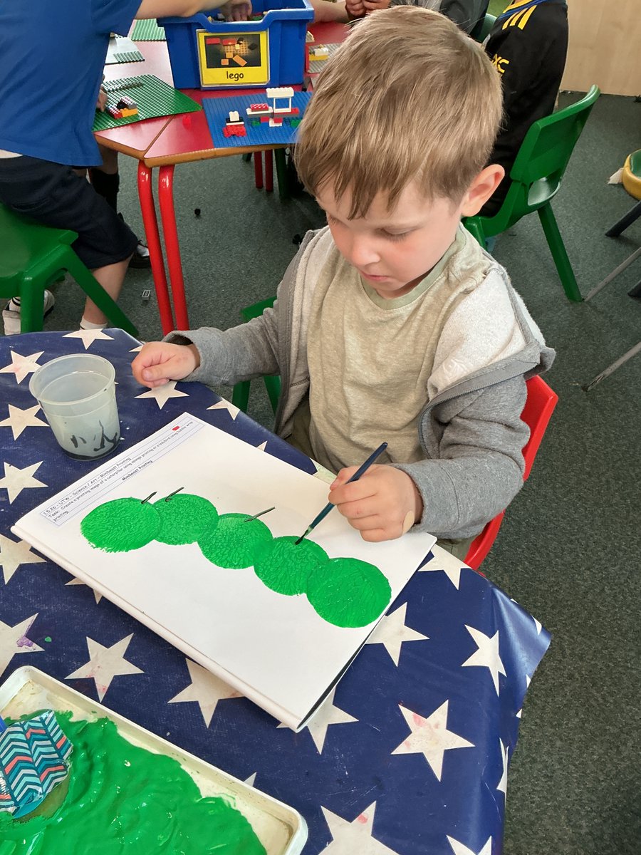 ReceptionSav's tweet photo. Reception have been printing with sponges and bubble wrap this afternoon to create caterpillars and ladybirds. #StSavSci #StSavArt https://t.co/eYBf2gB7TQ