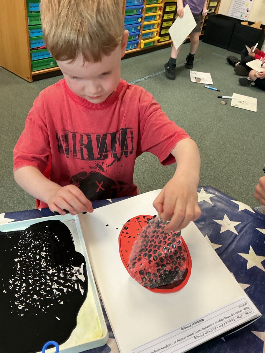 ReceptionSav's tweet photo. Reception have been printing with sponges and bubble wrap this afternoon to create caterpillars and ladybirds. #StSavSci #StSavArt https://t.co/eYBf2gB7TQ