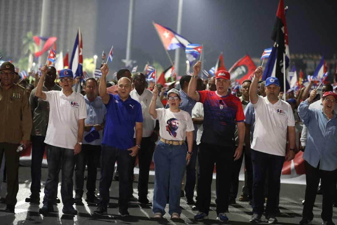 Este #1Mayo, nuevamente el pueblo de #Cuba protagoniza otra jornada que reafirma que #LaPatriaSeDefiende. Al frente, el Primer Secretario del Comité Central del Partido y Presidente de la República Miguel Díaz-Canel Bermúdez
