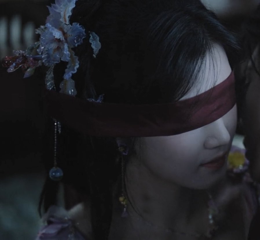 troublerbl's tweet image. was watching this scene and got startled by that thing on her neck. I paused to take a closer look and it turned out its just a shadow from her earrings lol

#Loveintheclouds