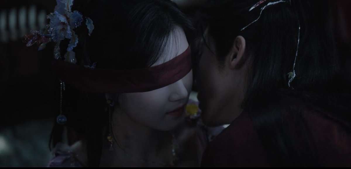 troublerbl's tweet image. was watching this scene and got startled by that thing on her neck. I paused to take a closer look and it turned out its just a shadow from her earrings lol

#Loveintheclouds