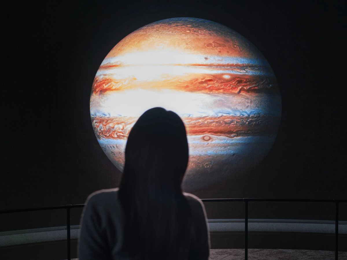 TokyoArtBeat_JP's tweet image. 日本科学未来館が惑星探査と気象をテーマにした没入型インスタレーションを公開。青葉市子の声が宇宙の旅へと誘う🌏
tokyoartbeat.com/articles/-/mir… #ad

科学データに基づく映像・音響に加え、霧や風の演出で宇宙と雲の世界を立体的に再現☁️