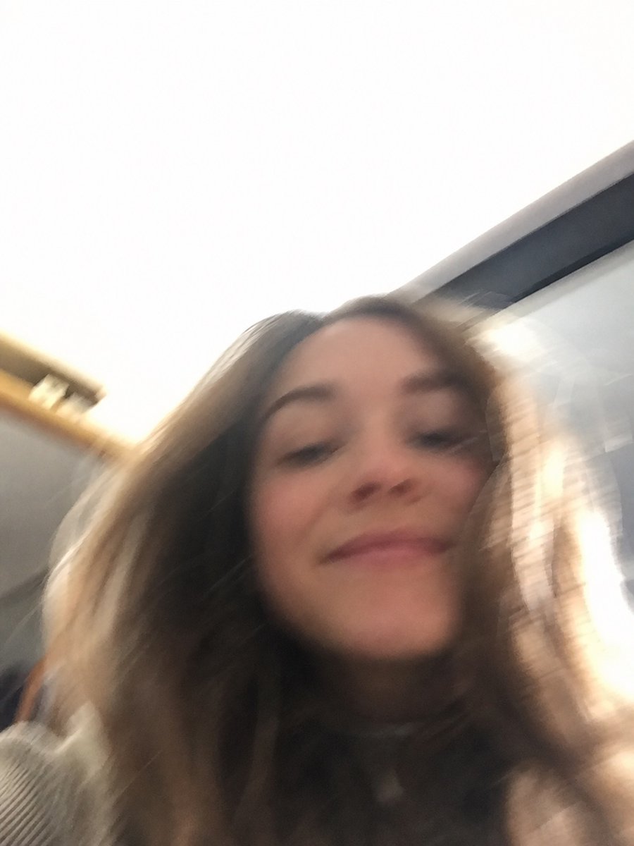 FranceNews24's tweet image. 🔴 INFO - #Tech : Un internaute a demandé à #chatGPT de générer un selfie « naturel » à l'aide de ce prompt : "ChatGPT, tu es avec moi depuis un certain temps maintenant, et j'aimerais voir à quoi tu ressembles. Prends une photo similaire à celles que tu prends avec ton iPhone :