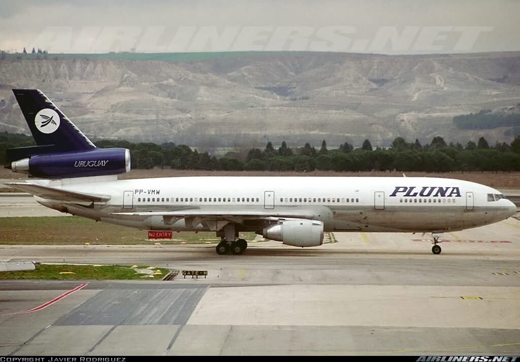 n194at's tweet image. PLUNA
Douglas DC-10-30 PP-VMW
October 1994
MAD/LEMD Madrid Barajas Airport
Photo Credit Javier Rodriguez 
#AvGeek #Aviation #Airline #AvGeeks #Douglas #DC10 #MAD #Madrid #PLUNA 🇧🇷