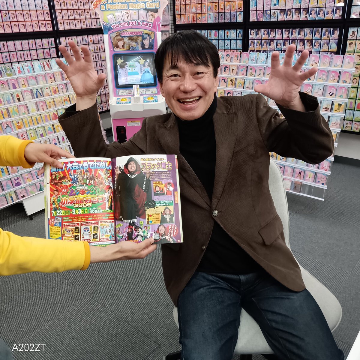 Hakurei_train's tweet photo. 本日は都内某所にある植村様（@ULTRA_HIROSHI ）のアトリエ訪問をさせていただきました。短い時間でしたがムシキングでの対戦や開発当時の裏話など、貴重なお時間をいただきました。また機会があれば訪問させていただきます。 https://t.co/uI1wY4DHvM
