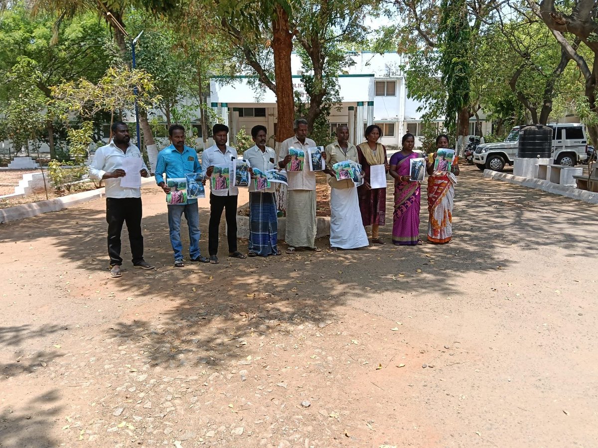 SVatsal14825's tweet image. Kin of Dalit youth Hariharan submitted a petition to #Pudukkottai SP, demanding immediate arrest of the culprits, re-postmoterm and be provided adequate security to them. 

In a video statement, the mother also had broken down saying that "no youth again should become a victim of