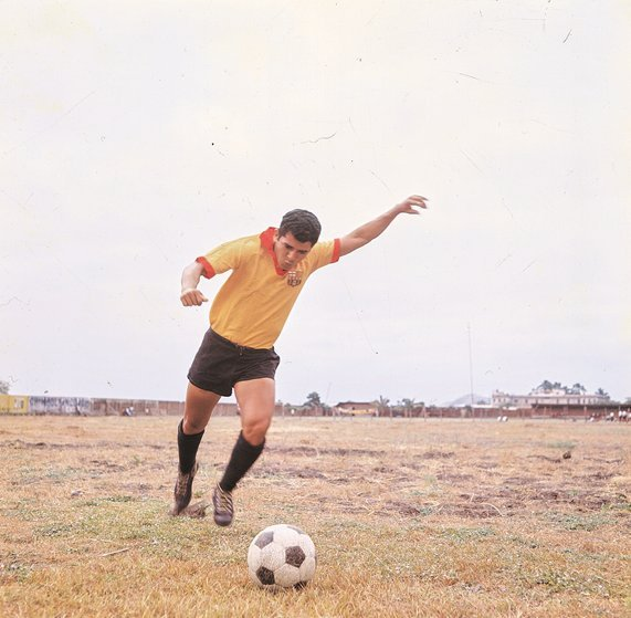 AntonioUbilla1's tweet photo. Washington Liben Muñoz Yance, el máximo goleador con la camiseta de Barcelona, además "El Chanfle" ha sido el mejor ejecutor de tiros libres en el cuadro amarillo y en el fútbol ecuatoriano #Chanfle #101AñosBarcelonaSC https://t.co/7syDaRmR3W