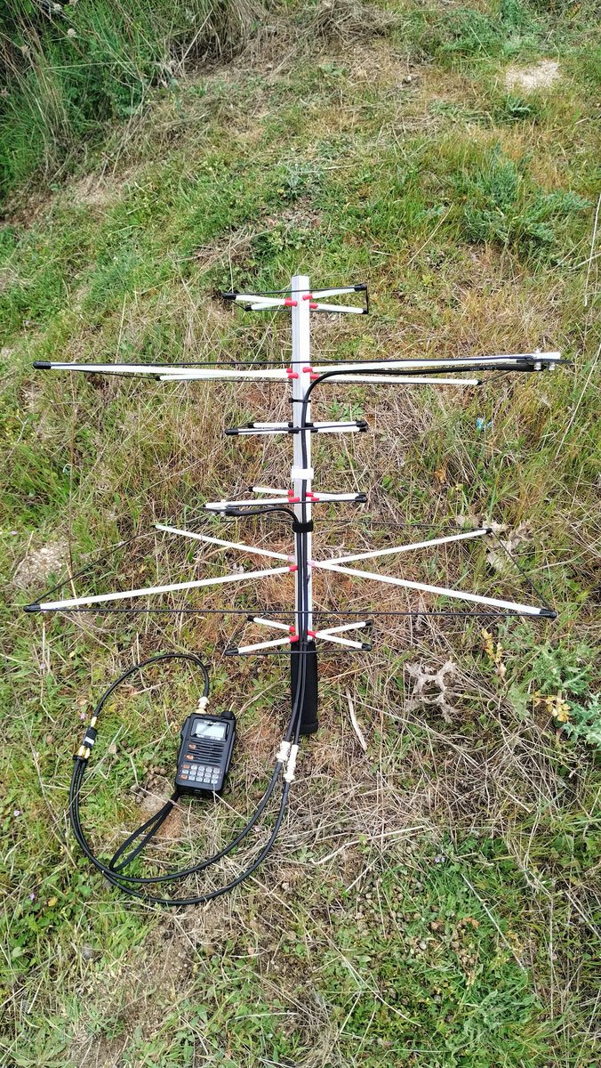 EA4HLB's tweet photo. Although I haven't used it yet to work sats repeaters (I don't have a full duplex HT), which was originally the reason I bought it for, I am so happy with this little diplexer from @ThePCBDesigner. It allows me to use my cubic VHF/UHF antenna and switch quickly from band to band. https://t.co/dlczKQCaFb