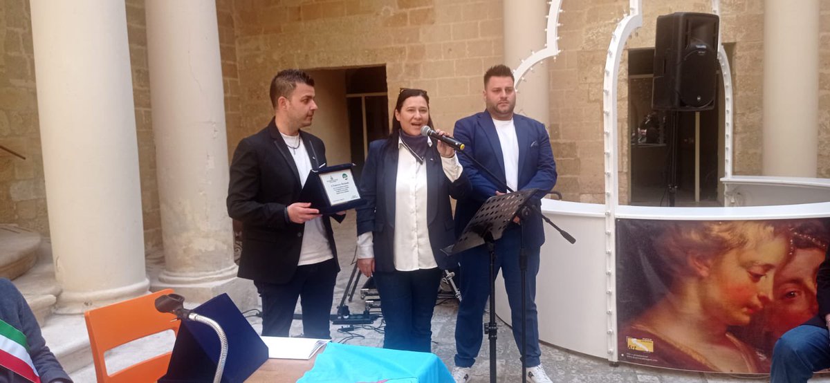 CislTaBr's tweet photo. 📌 #1maggio - Francavilla Fontana

Una mattinata di partecipazione e condivisione per celebrare la Festa dei Lavoratori insieme a CGIL, CISL e UIL anche a livello territoriale🔴🟢🔵

In Piazza Guglielmo Marconi, a Francavilla Fontana, la deposizione della corona al Monumento al Lavoro, seguita da un dibattito presso il Castello Imperiali sul tema del lavoro dignitoso, tra contrattazione, diritti e nuove tutele nell’era dell’intelligenza artificiale🤖

Alessandro Gesuè, Segretario Generale FAI CISL Taranto Brindisi, ha portato il contributo dell’organizzazione su diritti, partecipazione e centralità del lavoro.

Nel corso dell’iniziativa è stato inoltre conferito un riconoscimento a Francesco Marinotti, iscritto FIT CISL Brindisi, per la sua dedizione, professionalità e integrità🧩

#CISL #USTCISLTarantoBrindisi #USTCISL #CISLTarantoBrindisi #TarantoBrindisi #Taranto #Brindisi