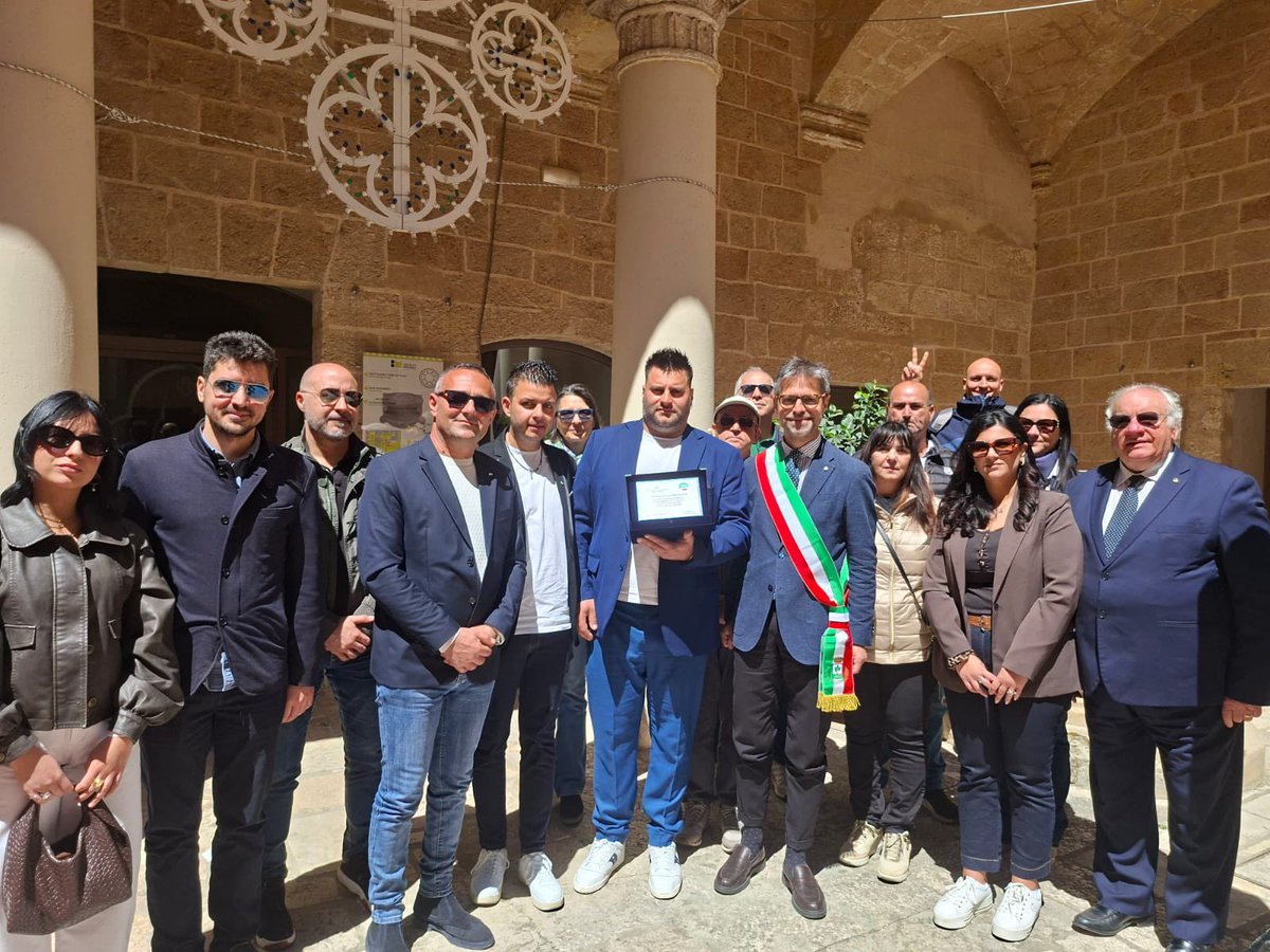 CislTaBr's tweet photo. 📌 #1maggio - Francavilla Fontana

Una mattinata di partecipazione e condivisione per celebrare la Festa dei Lavoratori insieme a CGIL, CISL e UIL anche a livello territoriale🔴🟢🔵

In Piazza Guglielmo Marconi, a Francavilla Fontana, la deposizione della corona al Monumento al Lavoro, seguita da un dibattito presso il Castello Imperiali sul tema del lavoro dignitoso, tra contrattazione, diritti e nuove tutele nell’era dell’intelligenza artificiale🤖

Alessandro Gesuè, Segretario Generale FAI CISL Taranto Brindisi, ha portato il contributo dell’organizzazione su diritti, partecipazione e centralità del lavoro.

Nel corso dell’iniziativa è stato inoltre conferito un riconoscimento a Francesco Marinotti, iscritto FIT CISL Brindisi, per la sua dedizione, professionalità e integrità🧩

#CISL #USTCISLTarantoBrindisi #USTCISL #CISLTarantoBrindisi #TarantoBrindisi #Taranto #Brindisi