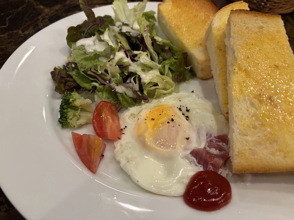 今日は久々にお会いできた会社の先輩とエジンバラでモーニング🍞