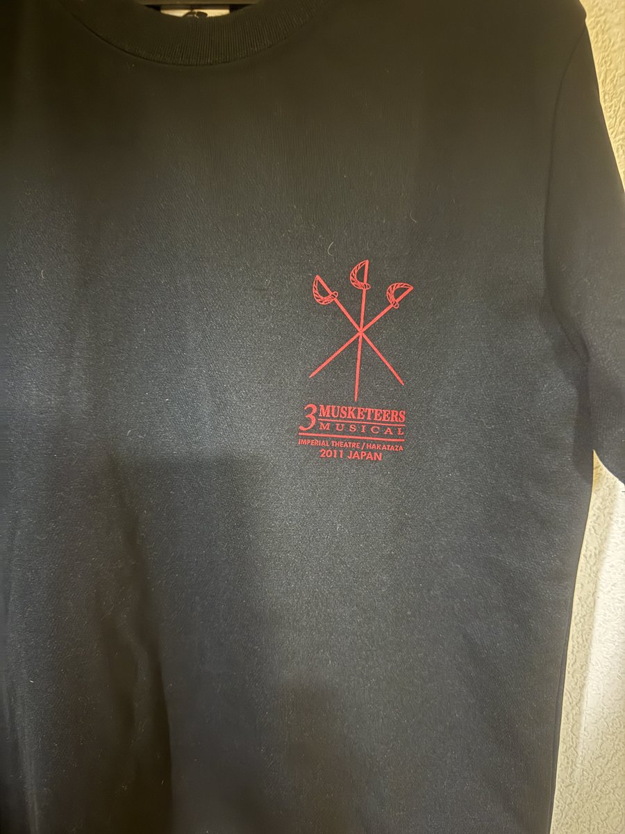 三銃士のTシャツが有るのだけど、これ博多座で半券何枚かで貰ったもの？グッズだった？ポリ100％で肌触りはあまり^^;な代物
なんだ？これ
 #三銃士 #井上芳雄 #山口祐一郎