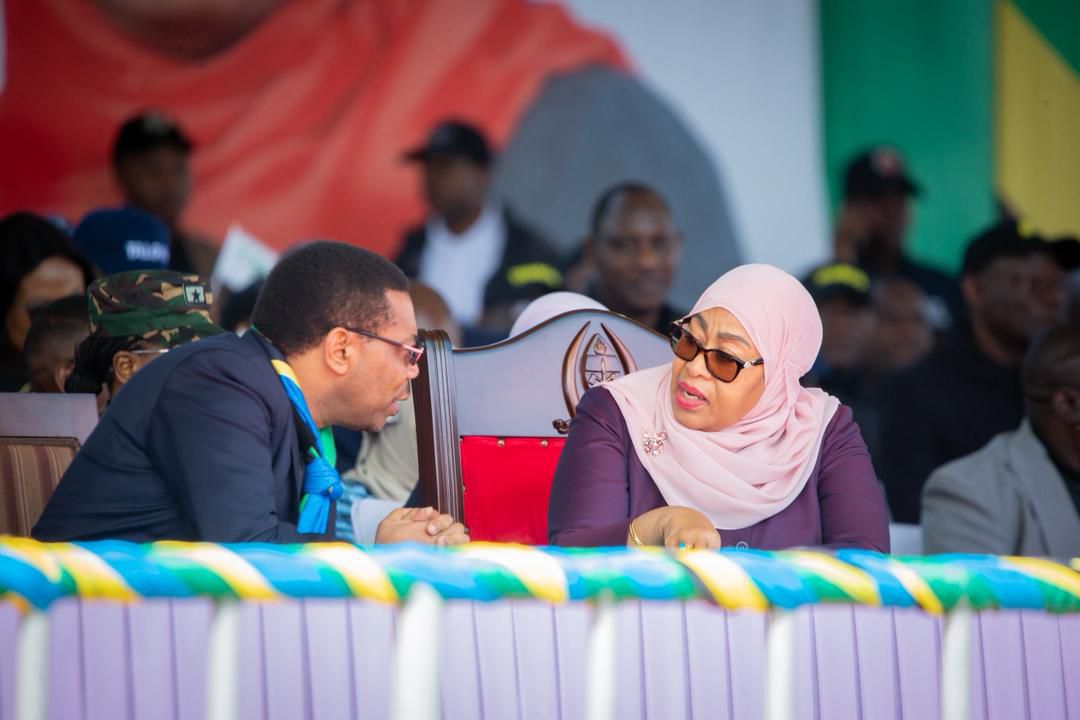 _zack255's tweet photo. Rais wa Jamhuri ya Muungano wa Tanzania Mhe. Dkt. Samia Suluhu Hassan akiteta jambo na Waziri Mkuu Mhe. Dkt. Mwigulu Nchemba  kwenye Maadhimisho ya Siku ya Wafanyakazi Duniani (Mei Mosi 2026), ambayo Kitaifa yamefanyika Mkoani Njombe, tarehe 01 Mei, 2026. https://t.co/fc8gKGyZ47