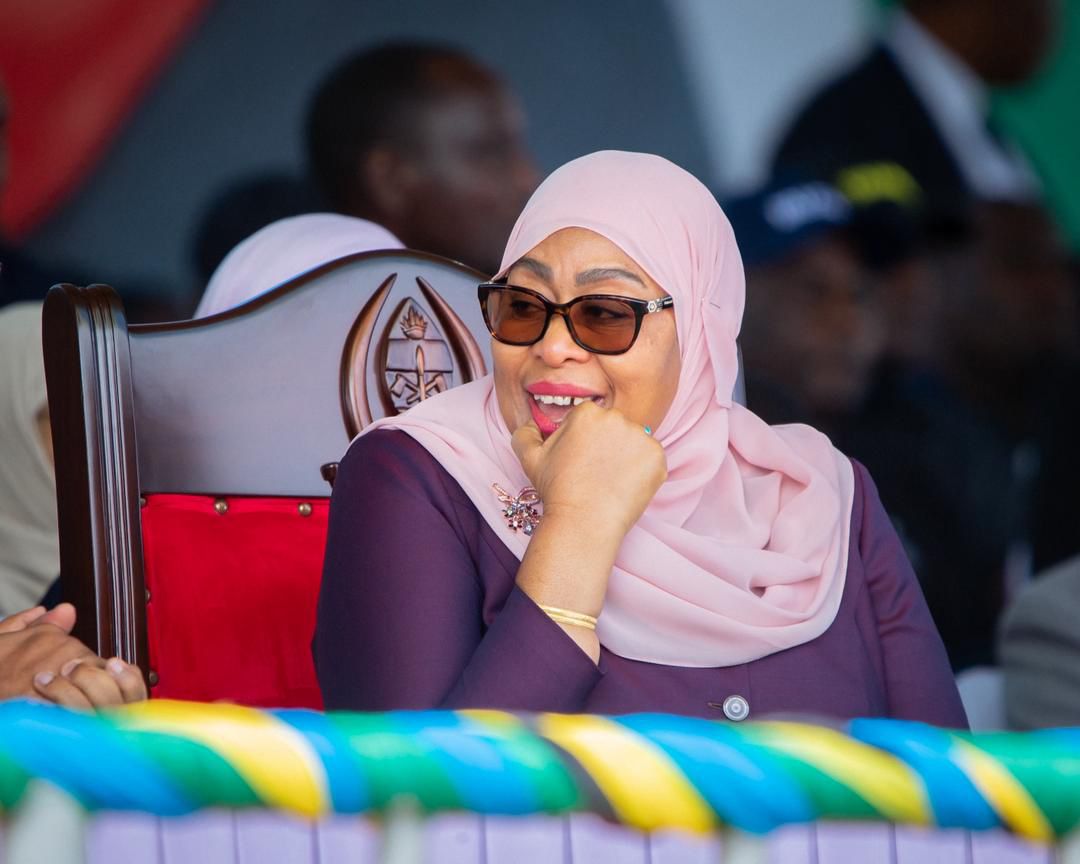 _zack255's tweet photo. Rais wa Jamhuri ya Muungano wa Tanzania Mhe. Dkt. Samia Suluhu Hassan akiteta jambo na Waziri Mkuu Mhe. Dkt. Mwigulu Nchemba  kwenye Maadhimisho ya Siku ya Wafanyakazi Duniani (Mei Mosi 2026), ambayo Kitaifa yamefanyika Mkoani Njombe, tarehe 01 Mei, 2026. https://t.co/fc8gKGyZ47