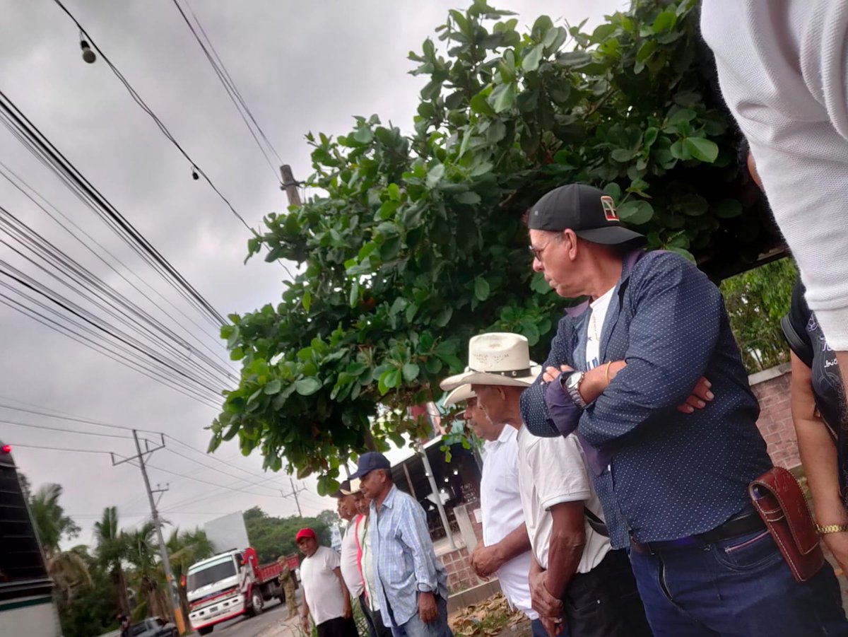 #1DeMayo| Denuncian que, en Ilobasco, agentes de la PNC y soldados les impidieron el paso a ciudadanos que se dirigen a la marcha del 1 de mayo.