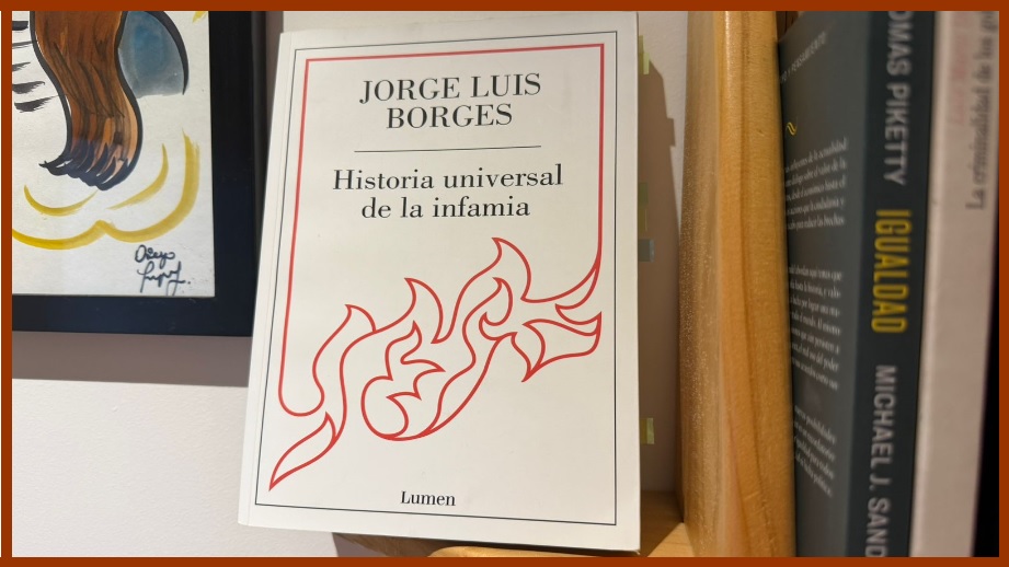 RevistaMetro's tweet photo. #Análisis 
Sobre otra de las obras que han impactado su vida: #HistoriaUniversalDeLaInfamia', de Jorge Luis Borges,
@cataroatento señala que es una serie de relatos en los que "lo que resalta no es la brutalidad de sus protagonistas, sino el frío y deslumbrante estilo con el que están descritos" // Lea #ParaLaReflexión 👉👉 https://t.co/QHMXRBFg8l ✍️✍️