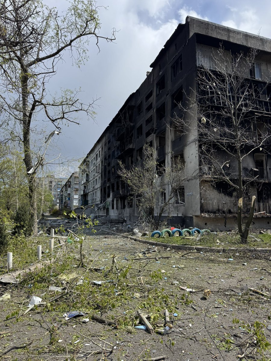 ще у вівторок біля цього будинку залишали авто і йшли до пункту. 
1 травня це місце виглядає так…

Добропілля, Донеччина