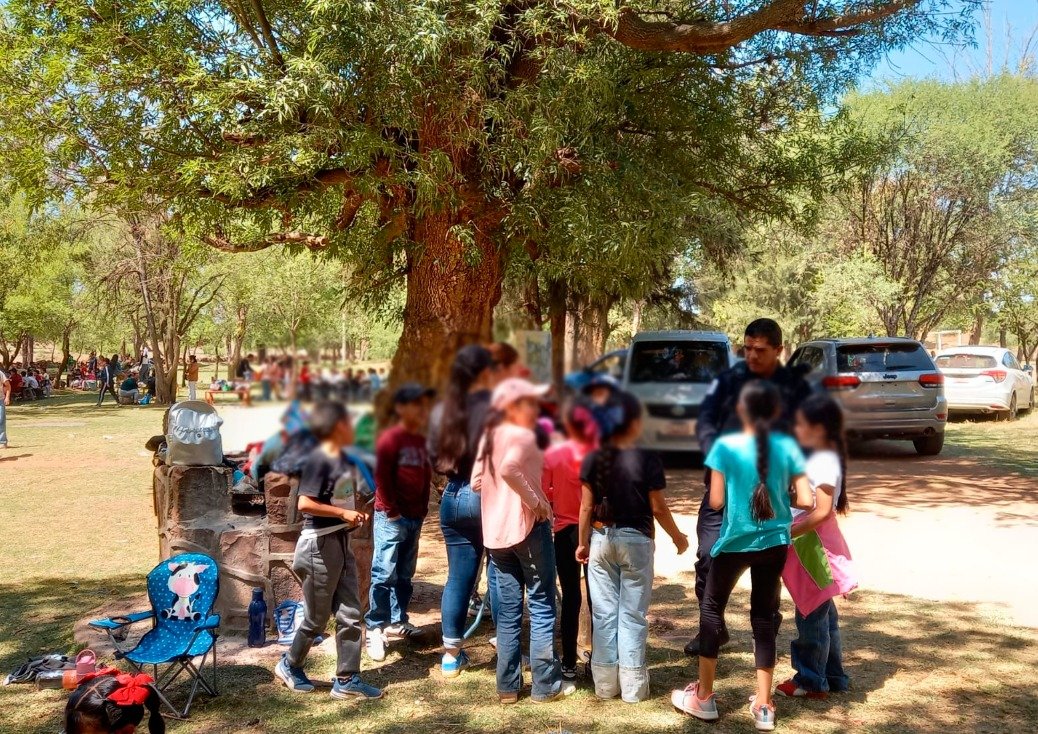 SSP_Zac's tweet image. La #PEP en coordinación con la Policía Municipal dió seguridad en diversos eventos conmemorativos del Día del Niño, realizados en distintas colonias y comunidades del municipio de Trancoso para garantizar entornos seguros y fortalecer la convivencia social.n9.cl/uwked