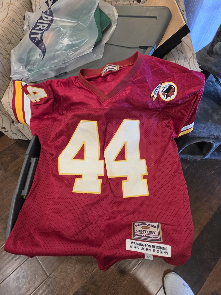 rbrat10's tweet photo. My dad passed away last week and I've been going through his things found this @riggo44 jersey I bought him many years ago. Will definitely be wearing this, this season. https://t.co/OPmdHaQm7d