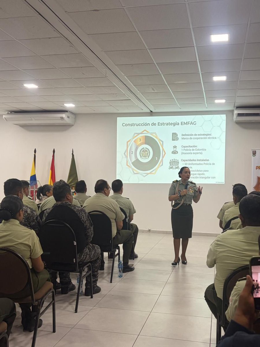 PoliciaColombia's tweet image. En #Bolivia, la Policía de Colombia lideró una jornada de capacitación que reunió a más de 150 funcionarios, en articulación con @Pol_Boliviana, promoviendo el intercambio de conocimientos y buenas prácticas orientadas a prevenir el delito transnacional. Seguimos consolidando