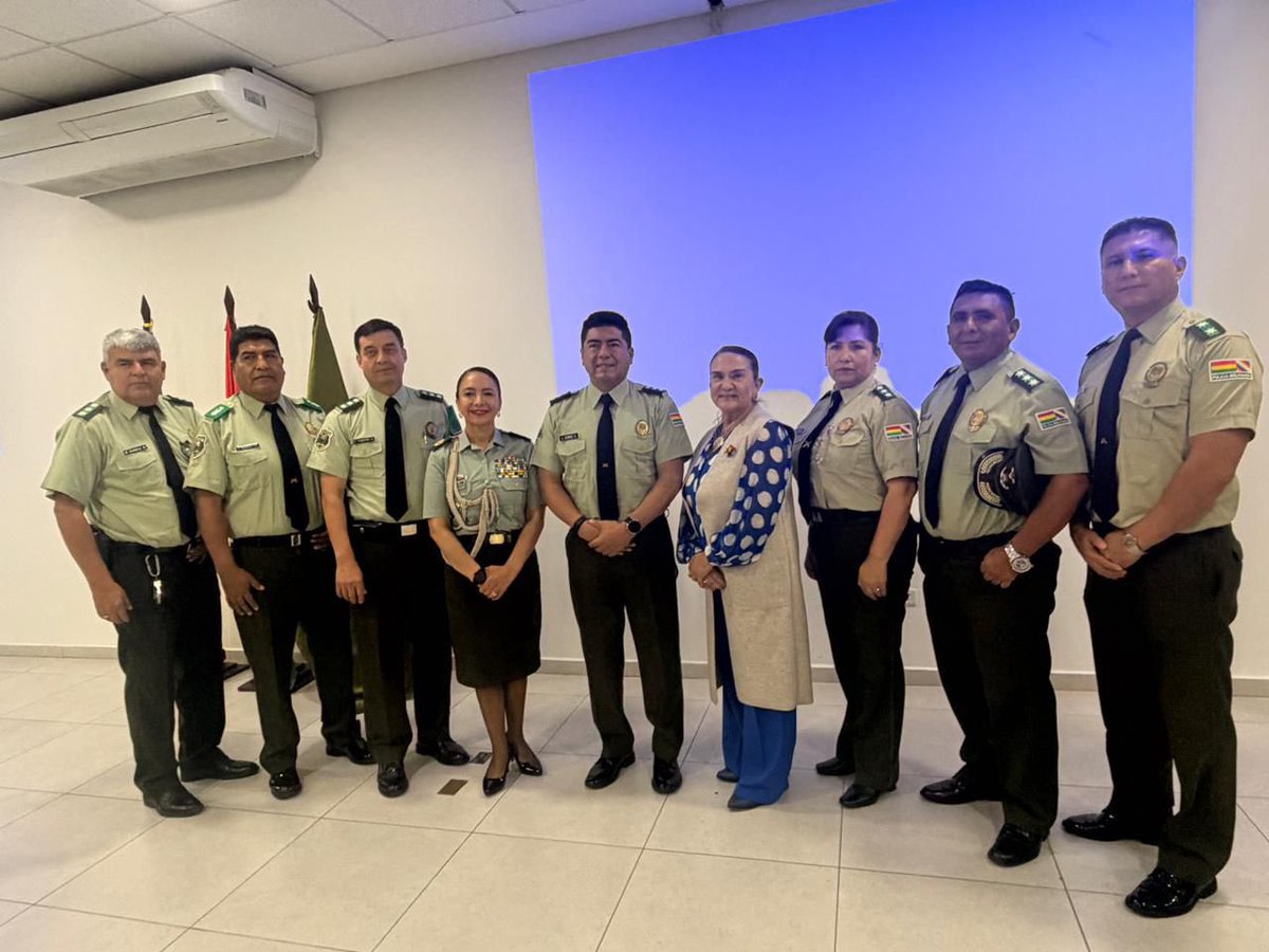 PoliciaColombia's tweet image. En #Bolivia, la Policía de Colombia lideró una jornada de capacitación que reunió a más de 150 funcionarios, en articulación con @Pol_Boliviana, promoviendo el intercambio de conocimientos y buenas prácticas orientadas a prevenir el delito transnacional. Seguimos consolidando