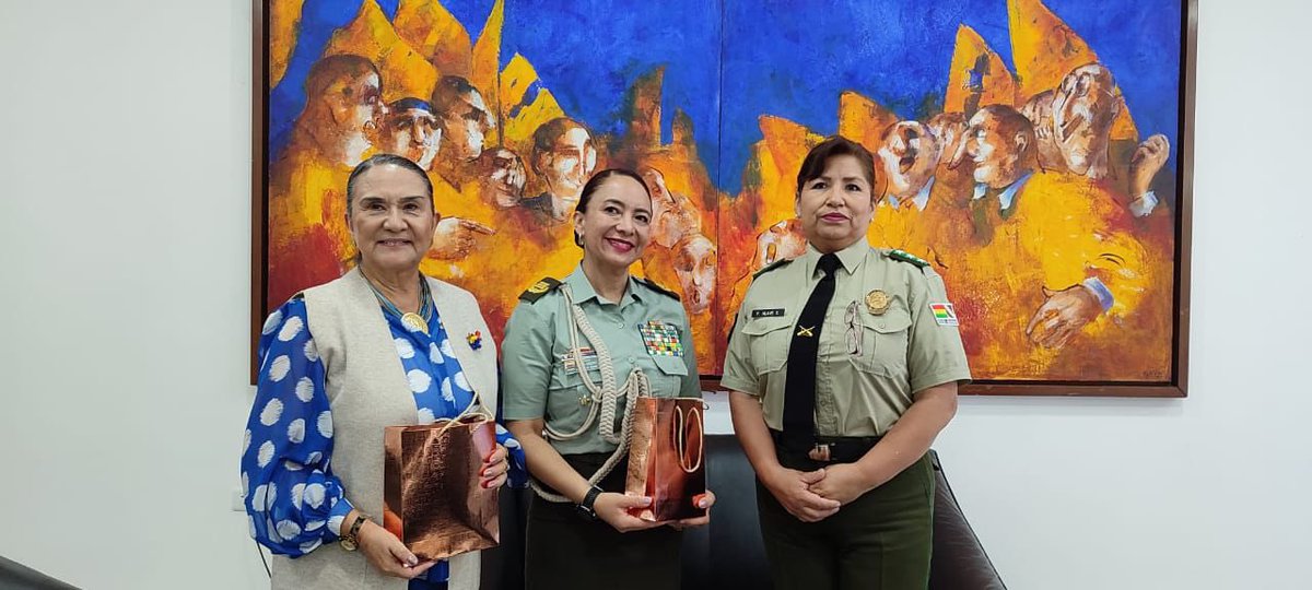 PoliciaColombia's tweet image. En #Bolivia, la Policía de Colombia lideró una jornada de capacitación que reunió a más de 150 funcionarios, en articulación con @Pol_Boliviana, promoviendo el intercambio de conocimientos y buenas prácticas orientadas a prevenir el delito transnacional. Seguimos consolidando
