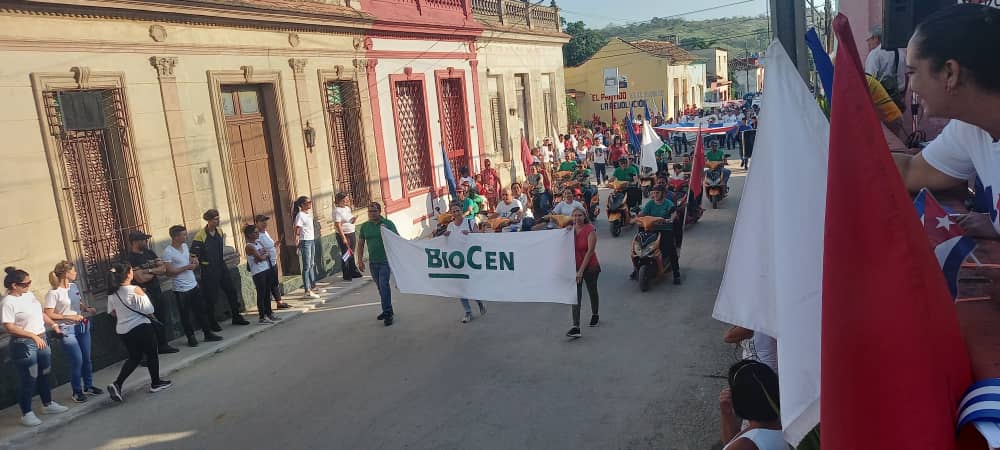 BIOCENCU's tweet photo. Los trabajadores de @BIOCENCU con diferentes iniciativas, inundaron el Desfile por el Día Internacional de los Trabajadores, este #1Mayo, de banderas, afiches, consignas.  #LaPatriaSeDefiende https://t.co/rsdYySV6Tn