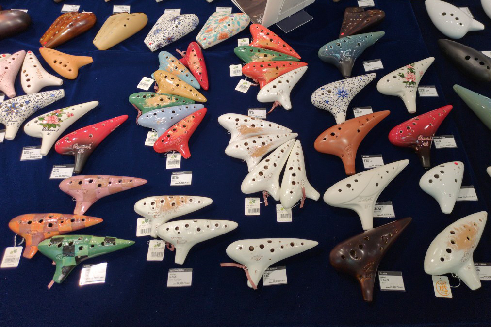 primagakki's tweet photo. ヤマハミュージック 福岡店では、5/1（金）～5（火・祝）までオカリナ展示会を開催中✨ 全品試奏可能、5/2は13時より弊社・深瀬欽吾の店頭コンサート、14時からトリプルオカリナ体験会（無料・楽器貸出あり）です。皆様のご来店をお待ちしております！ https://t.co/3FCZ7BWseu https://t.co/QeQWnondW6