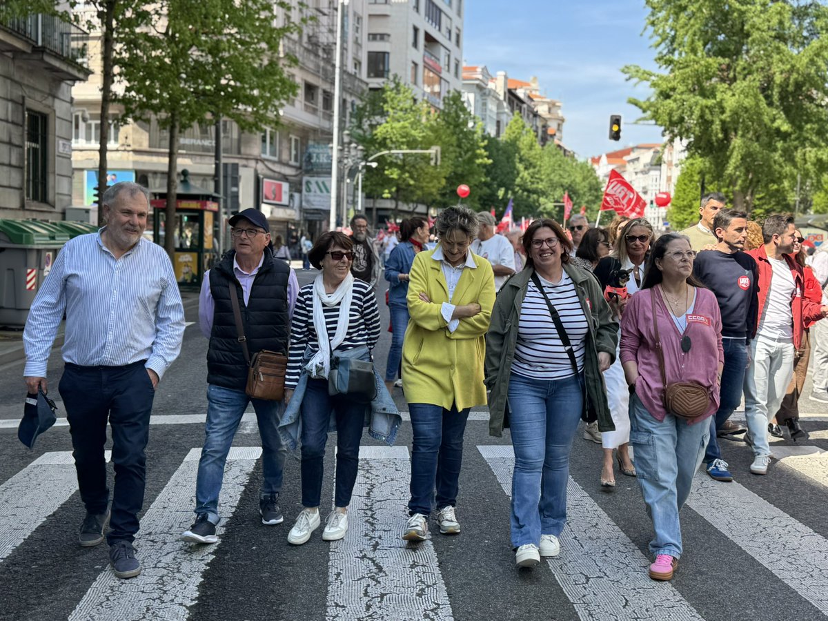 ✊🏼Hoy en Santander por el 1º de mayo.

🌹Defendiendo derechos que nunca se regalan.

Frente a recortes y precariedad: unidad y lucha.

Ni un paso atrás.

¡Viva la clase trabajadora!