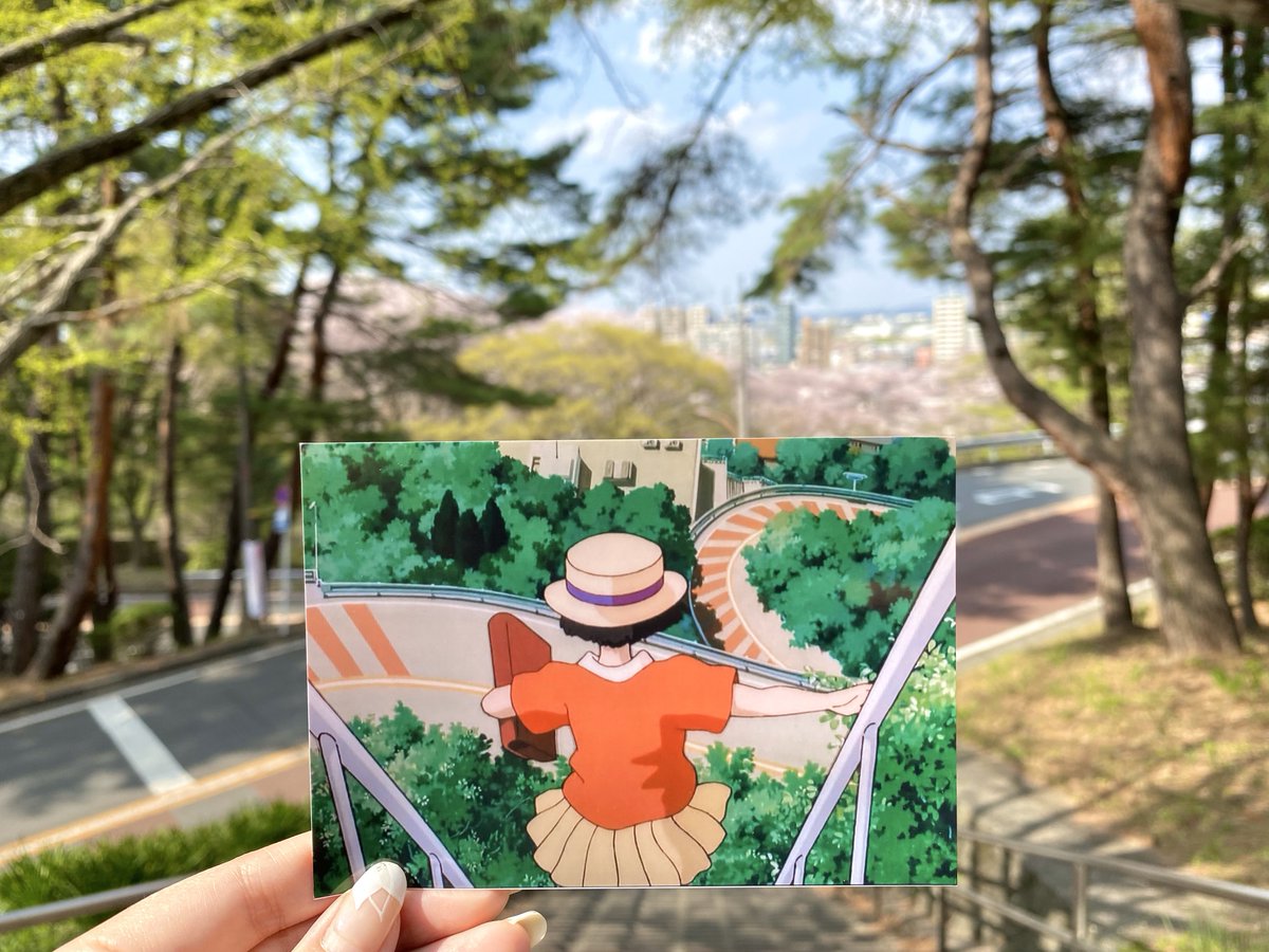 yolice_221B's tweet photo. ジブリの｢耳をすませば｣は聖蹟桜ヶ丘がロケ地なんだけど、地球屋前のロータリーや杉村が雫に告白する神社など、作中のシーンそのままの場所がたくさんあって聖地巡礼するととっても楽しいです︎︎📚
#耳をすませば https://t.co/3xNAJeG1Ph