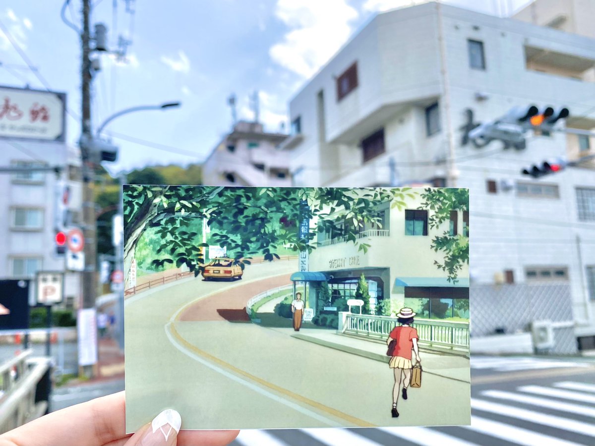 yolice_221B's tweet photo. ジブリの｢耳をすませば｣は聖蹟桜ヶ丘がロケ地なんだけど、地球屋前のロータリーや杉村が雫に告白する神社など、作中のシーンそのままの場所がたくさんあって聖地巡礼するととっても楽しいです︎︎📚
#耳をすませば https://t.co/3xNAJeG1Ph