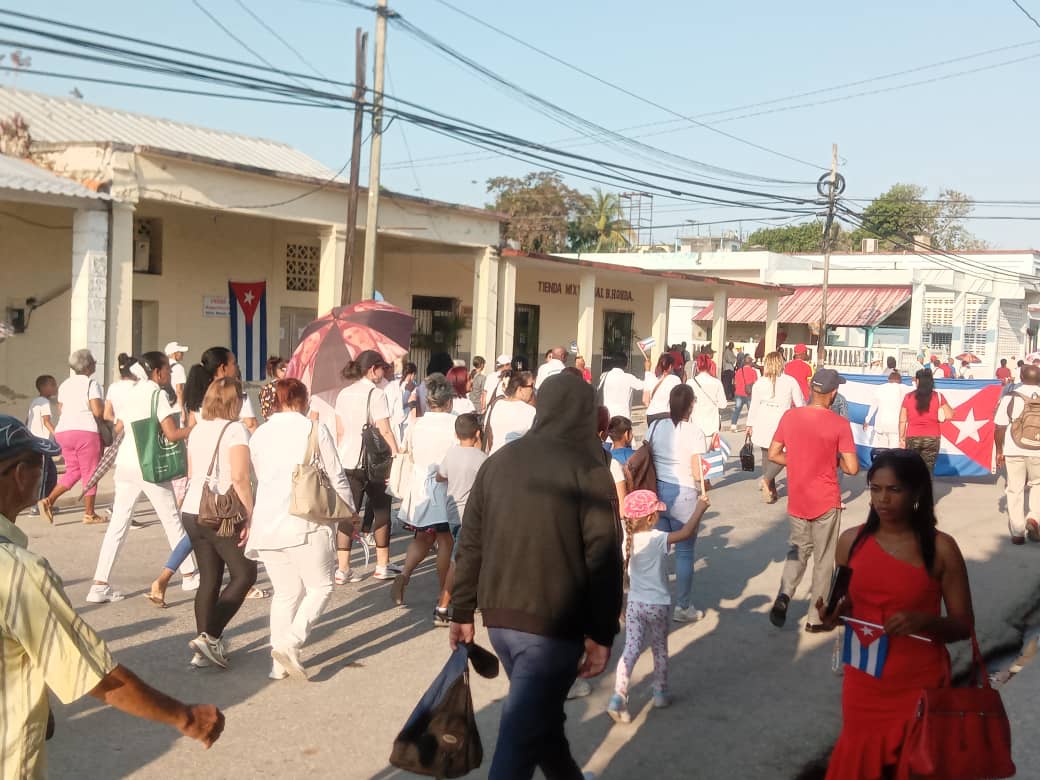 Aleida_Ledon's tweet photo. En #BahíaHonda el #1mayo se alza la voz del pueblo por #CubaVencerá porque #CubaEstáFirme  @RomanDianelis @Isnail76 @RaldeCuba1 https://t.co/OIGxcXP1CH