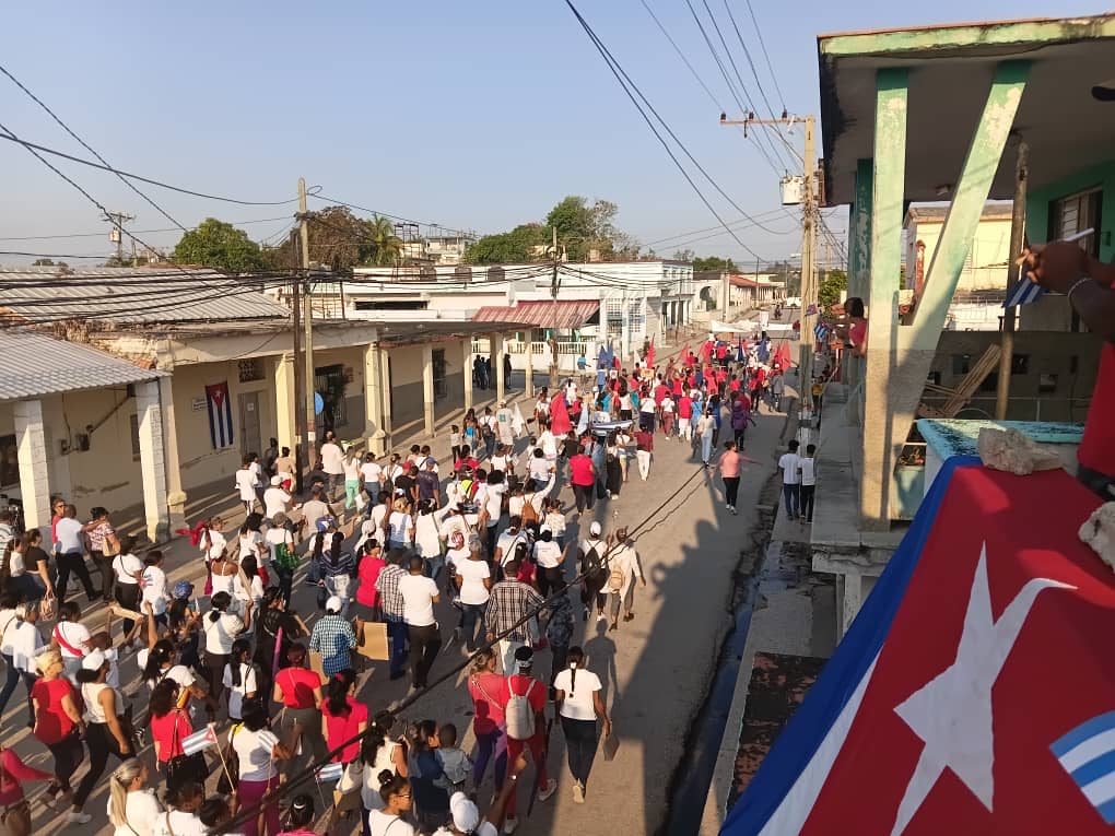 Aleida_Ledon's tweet photo. En #BahíaHonda el #1mayo se alza la voz del pueblo por #CubaVencerá porque #CubaEstáFirme  @RomanDianelis @Isnail76 @RaldeCuba1 https://t.co/OIGxcXP1CH