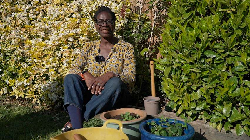 TheVoiceNews's tweet photo. World Afro Day champions ‘Screen Time to Green Time’

Flo Headlam joins initiative to get children off screens and into gardens

https://t.co/YTrzQEwskp https://t.co/Oh6jOU724c