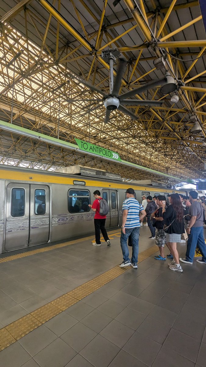 tktktk09's tweet photo. LRT2号線に初乗車。
マニラを東西に走る高架鉄道、普段なかなか味わうことができない景色を見ることができた。。
#フィリピン #Philippines
#ManilaLRT #LrtPhilippines https://t.co/W2hNe8tM3Q