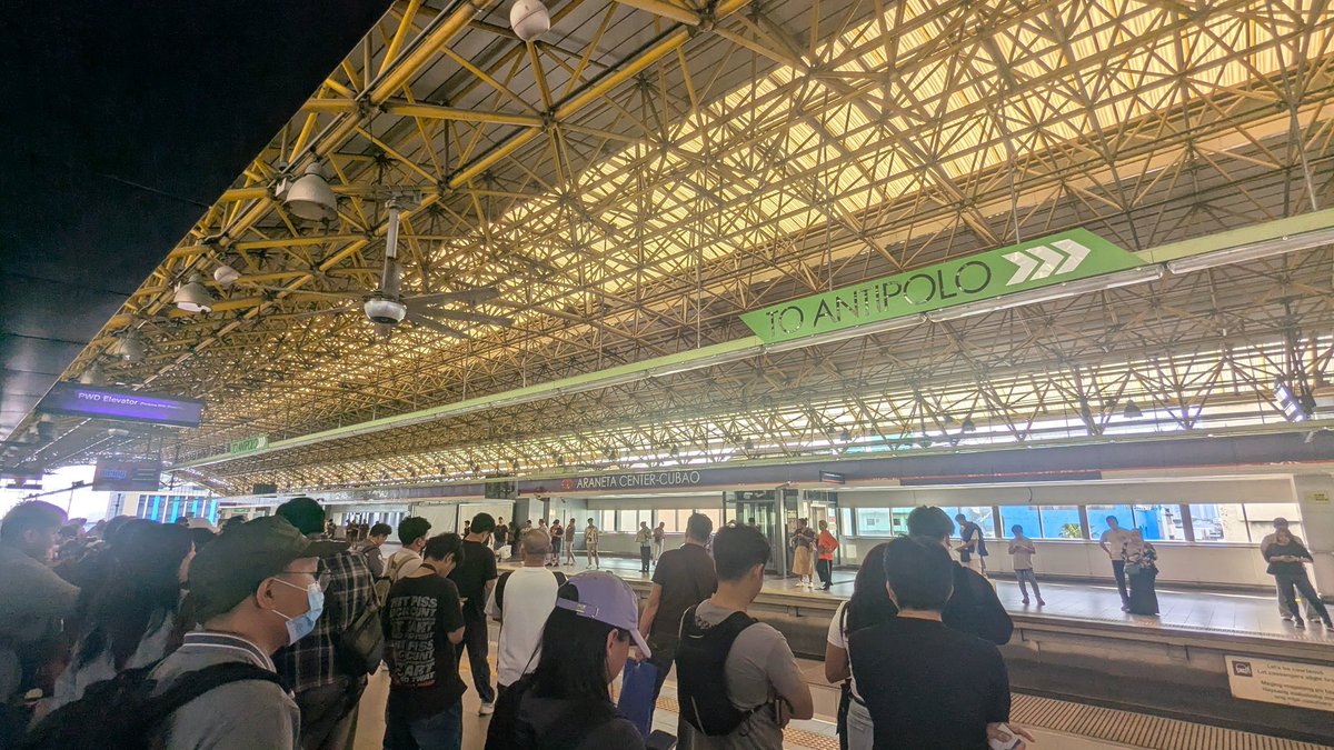 tktktk09's tweet photo. LRT2号線に初乗車。
マニラを東西に走る高架鉄道、普段なかなか味わうことができない景色を見ることができた。。
#フィリピン #Philippines
#ManilaLRT #LrtPhilippines https://t.co/W2hNe8tM3Q