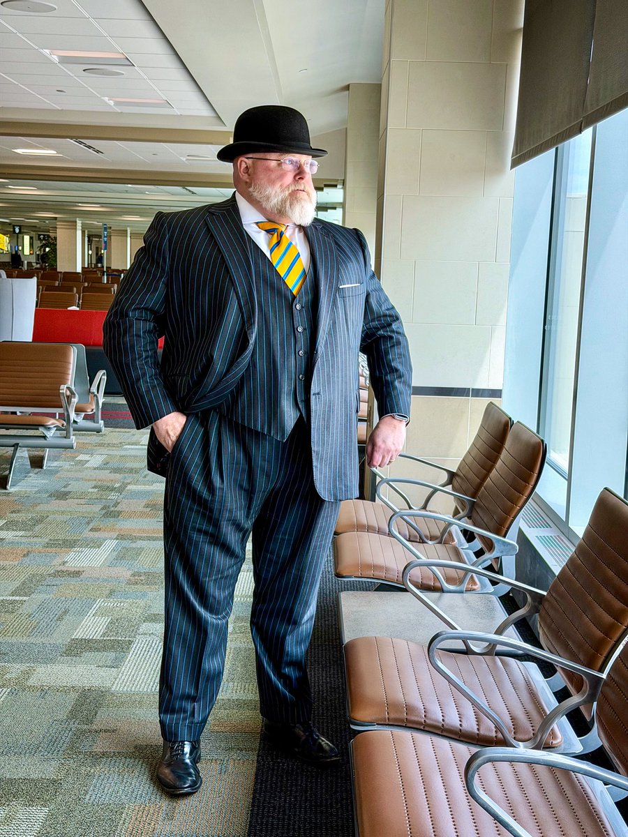 TheBigSartorial's tweet image. “You are one of the only ones I’ve seen pull of a Bowler hat!”
”Thanks. You know, it’s round, I’m round, it all fits”
#Suitup #sartorial #dapper #bespoke #suit #bigguys