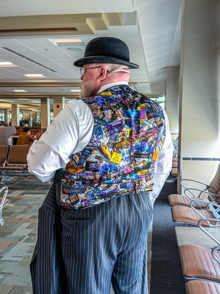 TheBigSartorial's tweet image. “You are one of the only ones I’ve seen pull of a Bowler hat!”
”Thanks. You know, it’s round, I’m round, it all fits”
#Suitup #sartorial #dapper #bespoke #suit #bigguys